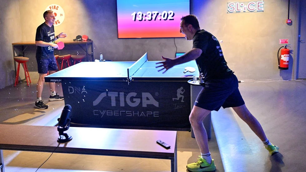 Fredrik Nilsson och Emil Ohlsson slog på söndagskvällen världsrekordet i bollduell i pingis.