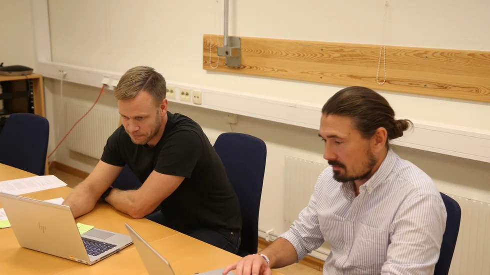 Dan Bernström, lokalstrateg på Motala kommun, och fastighetsförvaltare Daniel Bergh berättar att arbetat med att se över om det går att renovera den befintliga simhallen inom den befintliga detaljplanen började skarpt i juni månad. 