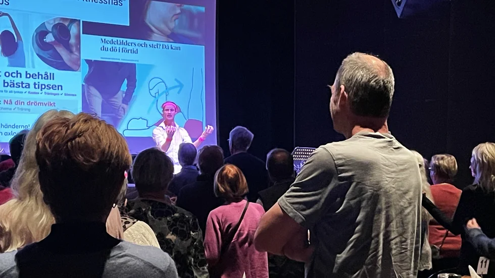 "Gympa med Jens" har få likheter med "Gympa med Sofia" - för vad sägs om att gå på knäna som vårdpersonalen och falla baklänges av lönebeskedets tyngd om du sitter på en chefstjänst.