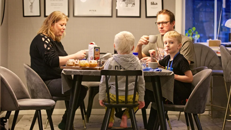 Familjen Berg med mamma Maria, pappa Lars och sönerna Victor och Wille står bakom årets julfil. Den som spikade smaken är femåringen Wille Berg (till höger). (Arkivbild)