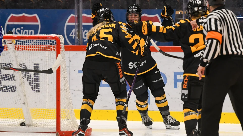 Isabella Pozzi, mitten, gjorde sitt första SDHL-mål när Skellefteå AIK tog klubbens första hemmaseger i SDHL.