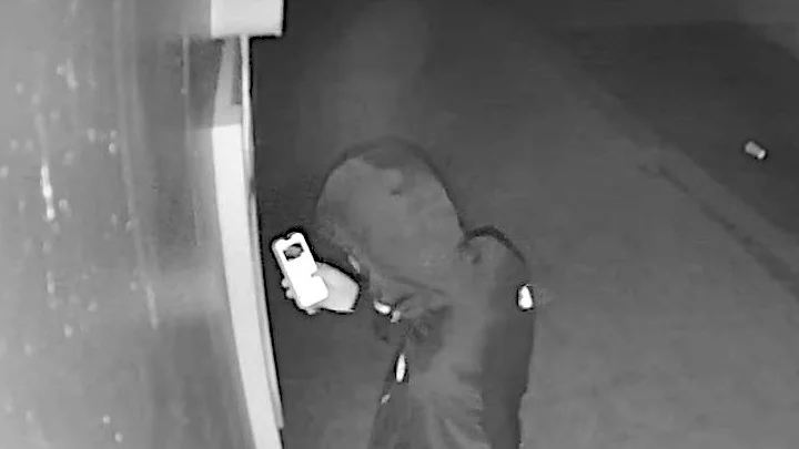 Bild från förundersökningen. Polisen menar att bilden föreställer en av de misstänkta när denne tar ut pengar ur en bankomat.