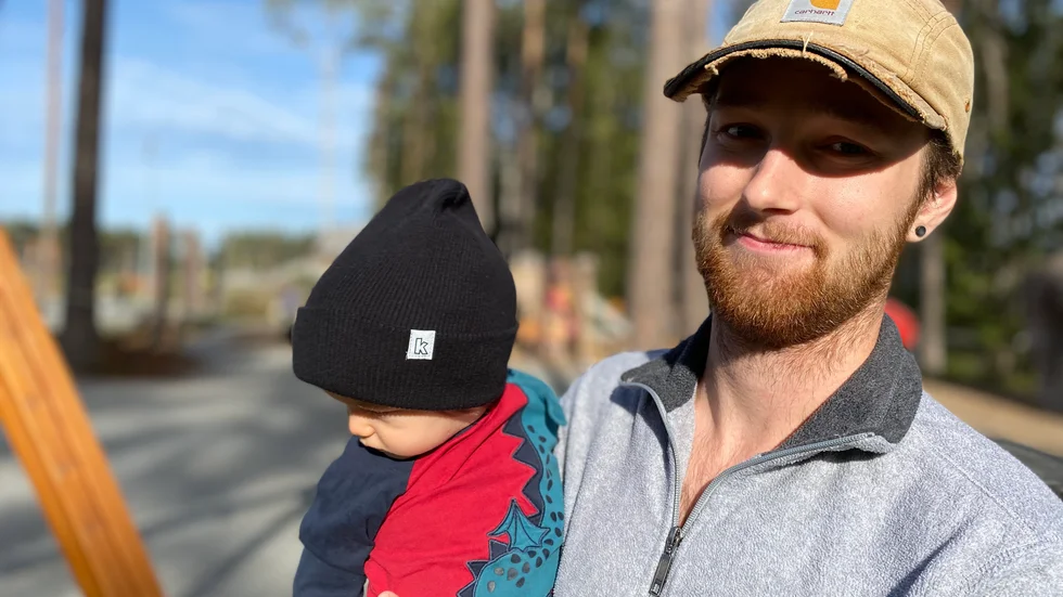 William Ekroth med sonen Bentley åker gärna till lekplatsen i Storskogen.