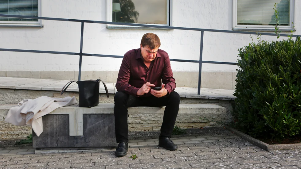 Lars Engelbrektsson, ordförande för Sverigedemokraterna på Gotland utanför Tingsrätten. 