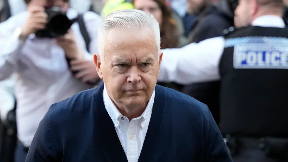 Huw Edwards på väg in till domstolen i centrala London på måndagen.