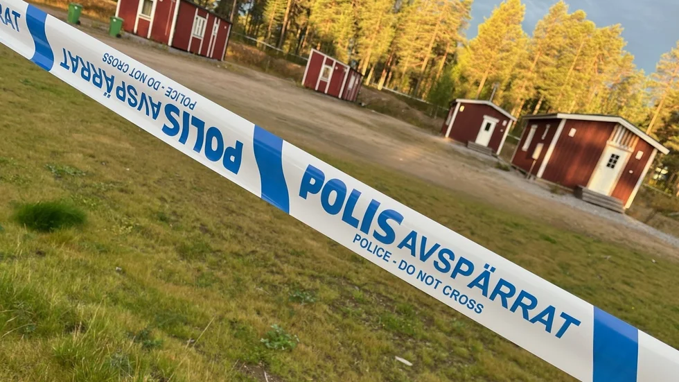Den 23-årige mannen hittades död på en grusplan i Kalix. På tisdagen uppger kammaråklagare Anna Väppling att det misstänkta mordvapnet ännu inte är återfunnet.