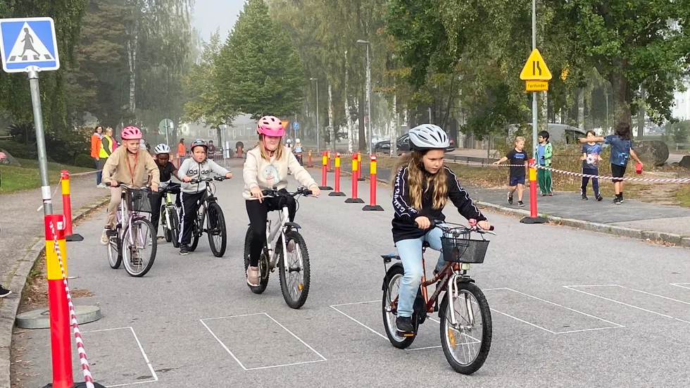 De stannade fint vid stoppskylten och vid övergångsstället släppte de gångtrafikanterna först. Det var några av momenten i cykelbanan, när eleverna tog cykelkörkort.