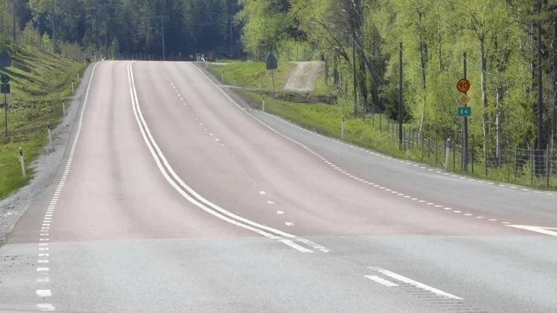Vägen över Hökmarksberget berörs och här ska det bland annat byggas en ny infart till Hökmark.  