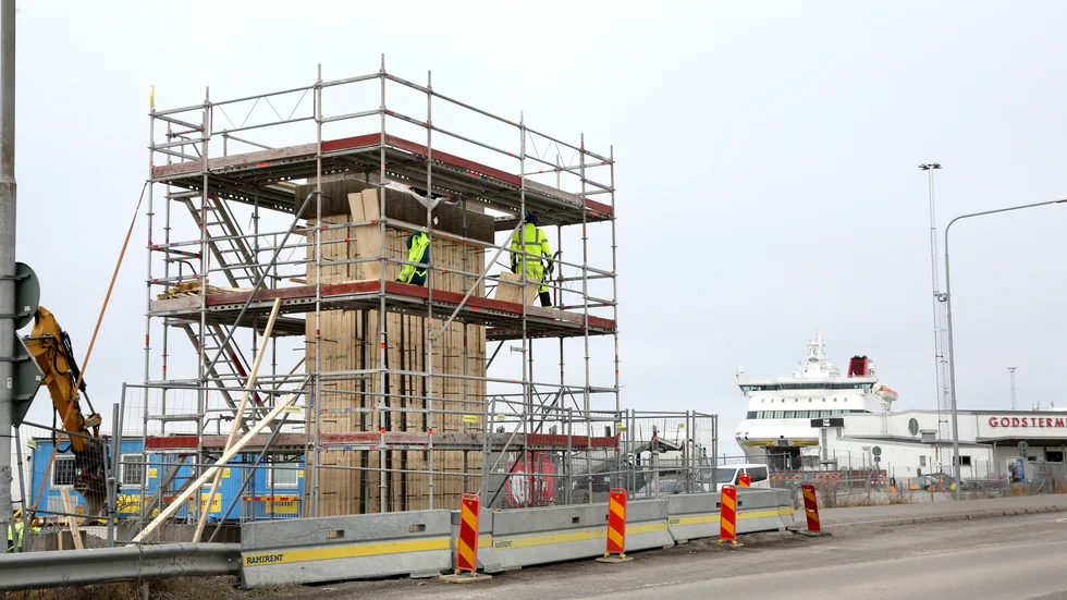 Den nya kryssningsbron som tar form vid Kopparsvik. ”En så astråkig utgift”, tycker Gotlänningens ledarskribent. ”Beslutsfattarna glömde ta höjd för infrastrukturen på land när hyran för kajen sattes”.  