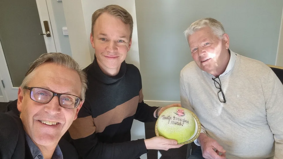  ”Fössta tossdan i mass” förra året bjöd Svante Forslund (L) hållbarhetutskottet på tårta. ”Svante Forslund har aldrig uttryckt kritik till mig om Nystart. Varför han nu far ut i alla dessa utbrott är en gåta. Det blir nog ingen tårta i år…” skriver Anders Wikman (Nystart). Jesper Englundh (S) håller i tårtan. 