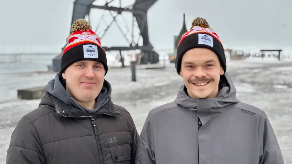 Ytan som Arctic pond hockey games ska spelas på hyvlades under torsdagen till. "Det ser ut som en naturis ska", säger Christoffer Enback (till höger) nöjt efter att ha inspekterat den tillsammans med Viktor Nordström.