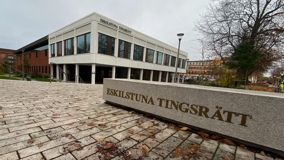 Eskilstuna tingsrätt gick på åklagarnas linje och därför väntar ytterligare fyra veckor i häkte för kvintetten vilken misstänks för grov misshandel och rån i Strängnäs den 22 februari. Ytterligare två personer sitter anhållna efter händelserna.