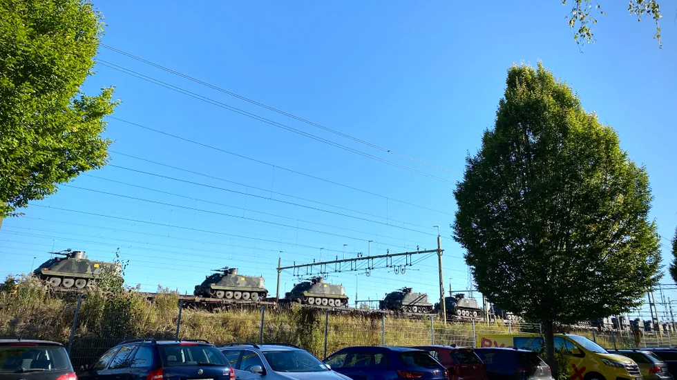 Ett stort antal militärfordon på plats i Eskilstuna.