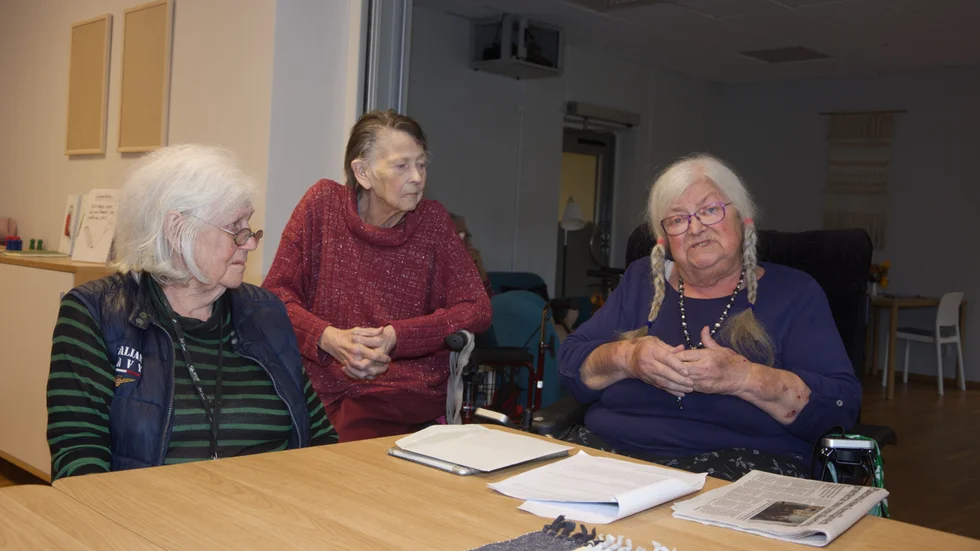 Christa Åström, Ulla-Britt Vallström och Birgitta Alstergren har hemtjänst. De bor på Bergnäsets trygghetsboende. "Tryggheten är det absolut viktigaste, att vi ska veta vilka som kommer och att det kommer någon" säger Birgitta Alstergren.