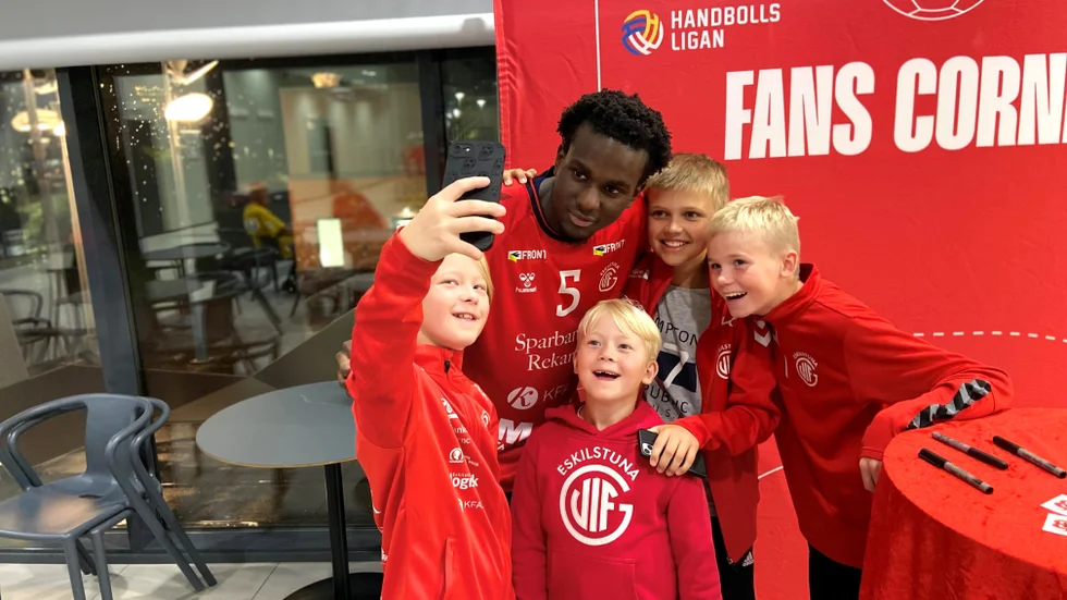 Xavier Mirindi tar en selfie med unga guiffans.