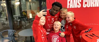 Guifspelarens nya liv: Får skriva autografer
