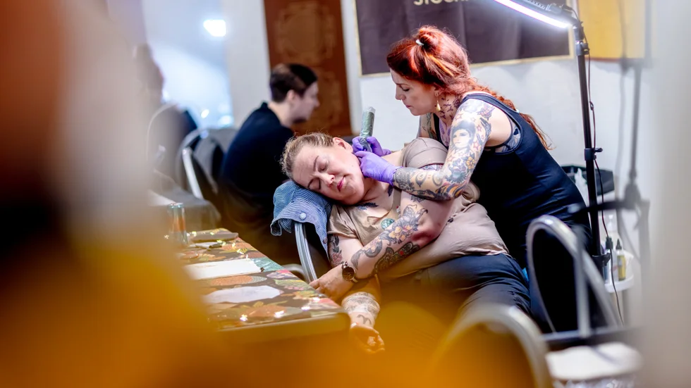 Idamaria Holmqvist tatuerar Ylva Holmqvist på mässan Artic Inc Fair. De är 39 år båda två men inte släkt, efternamnen till trots.