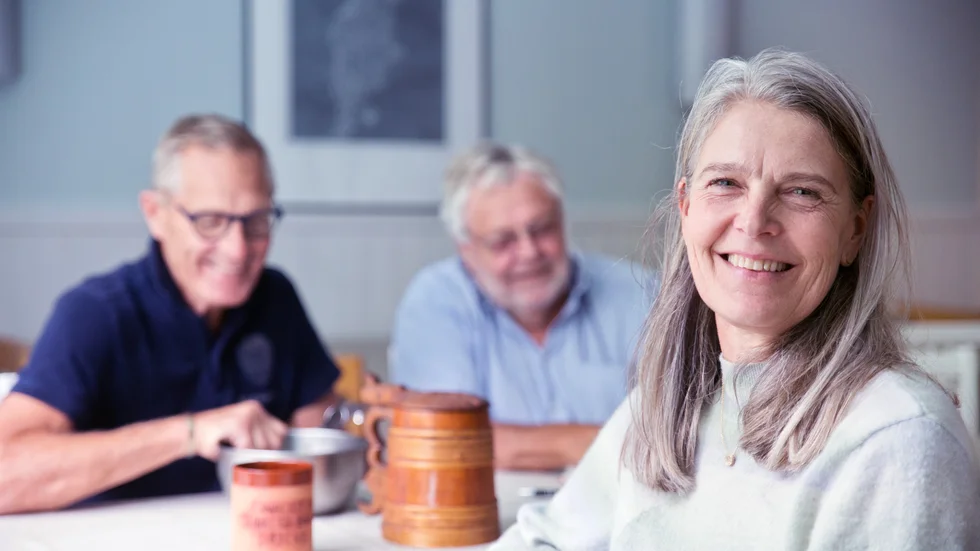 Cecilia Westerholm Beer i förgrunden med drickesnämndens Tryggve Berling och Anders Mattson i bakgrunden. Hon är delägare till Gåsen out i Björklunda och Grå Gåsen i Burgsvik, tillsammans med sin man Björn Westerholm.
