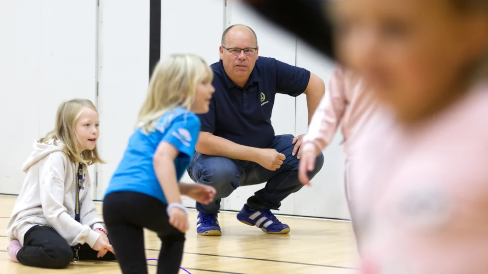 Patrik Johansson, idrottskonsulent på RF-Sisu berättar att tjejer kommer och är väldigt aktiva när RF-Sisu anordnar aktiviteter både i och utanför skolan. Nöten att knäcka, menar han, är att locka dem till föreningsidrotten.