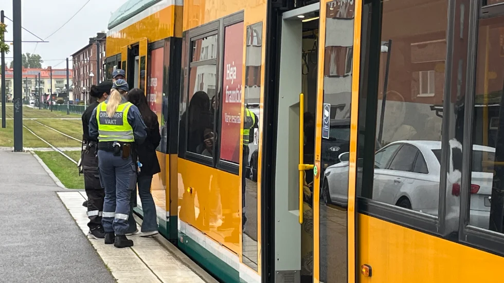 Det blev stökigt när ordningsvakterna skulle kolla biljetter på spårvagnen. Nu åtalas en man för att ha knuffat en av vakterna. Bilden har inte med händelsen att göra.