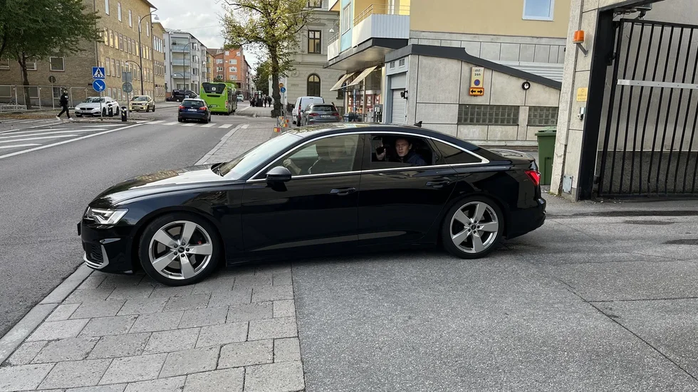 Miljöpartiets språkrör på väg till Årby i en Säpobil.