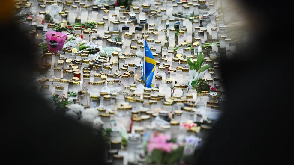 Blomsterhavet på minnesplatsen utanför Risbergska skolan i Örebro under lördagen.