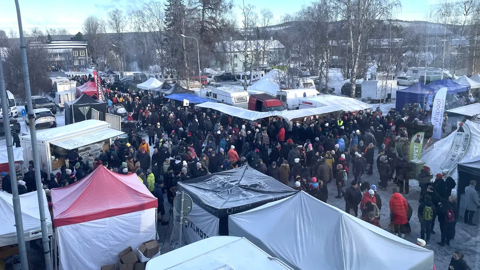 Under lördagen blev besökstrycket mycket hårt. Parkeringen av bilar i samhället ställde till mycket oreda.