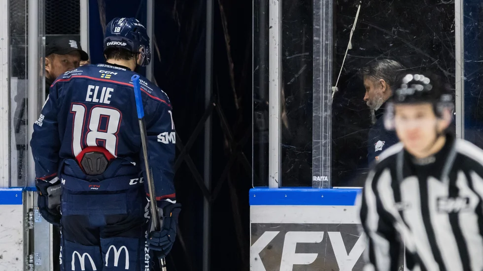 Linköpings Remi Elie lämnar isen efter matchstraffet mot Leksand. 