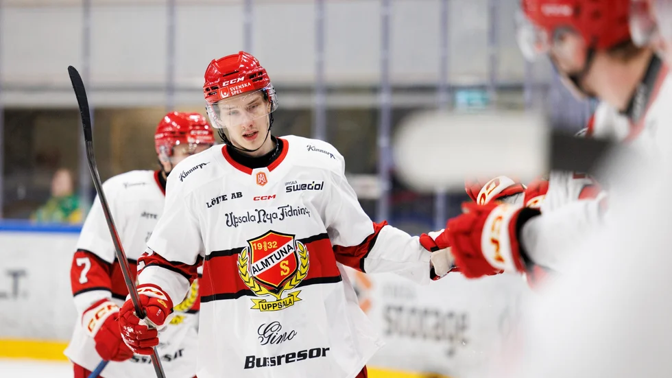 Brynäslånet Linus Lindblom har haft det svårt med poänggörandet i Almtuna men borta mot Björklöven kom första målet.