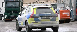 Man ska ha sågat sig själv – har förts till sjukhus