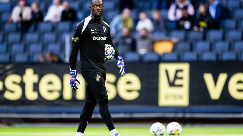 Ismael Diawara i AIK:s färger som snart kommer vara ett minne blott. Målvakten blev under måndagskvällen klar för Sirius.