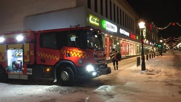 Räddningsinsats vid galleria i centrala Nyköping på söndagskvällen. 