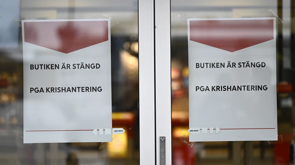 En kvinna i 60-årsåldern knivhöggs till döds i en Ica-butik i Norsborg under tisdagskvällen. Butiken håller stängt under onsdagen.