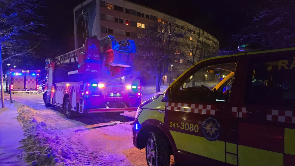 SOS larmades om en brand i ett flerfamiljshus i Brandkärr, Nyköping.