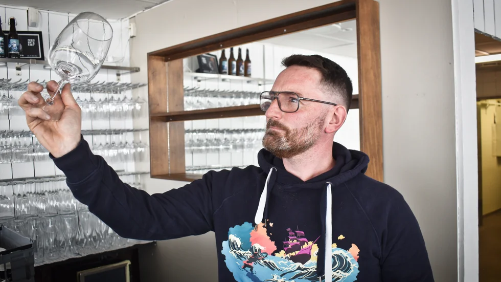 Louis pappa och mamma öppnade en bar i början av 70-talet. Han har jobbat bakom en bardisk sedan han var liten.
