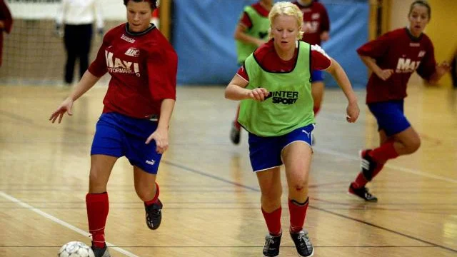 Finalen av Kristberg cup spelades mellan två lag från Borens IK, A mot B. A vann med 2--0 även om Emilia Thern i lag B (röd) här är steget före Frida Davidsson i lag A. Bild: PETER JIGERSTRÖM