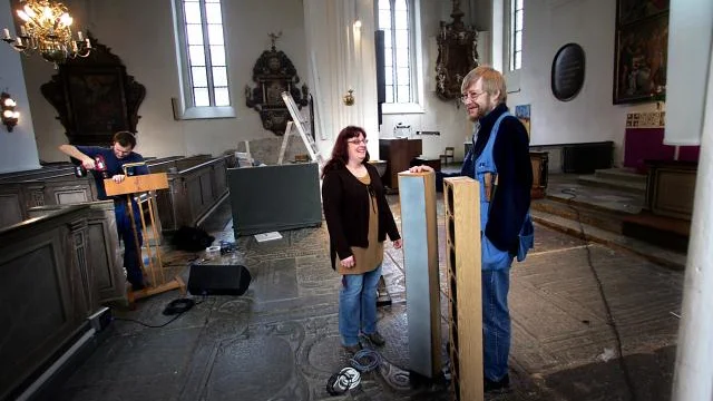 Den nya (till vänster) och den gamla högtalaren har liknande utseende, men de fungerar på två helt olika sätt. Med hjälp av den nya lägger sig ljudet                                                                                                              som en matta i höjd med öronen och allt hörs perfekt. Marie Widblom och Per-Olof Dalesjö testar högtalarna. Bild: MIA KARLSVÄRD