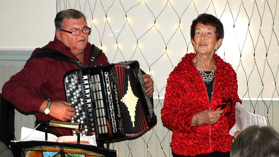 Kjell och Gun-Britt Berg var på plats för att underhålla.