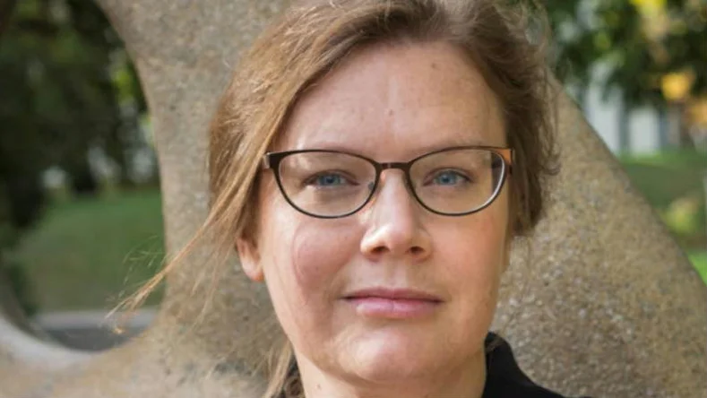Erika Olofsson Liljedahl har skrivit ”Och bergen skall rämna”.