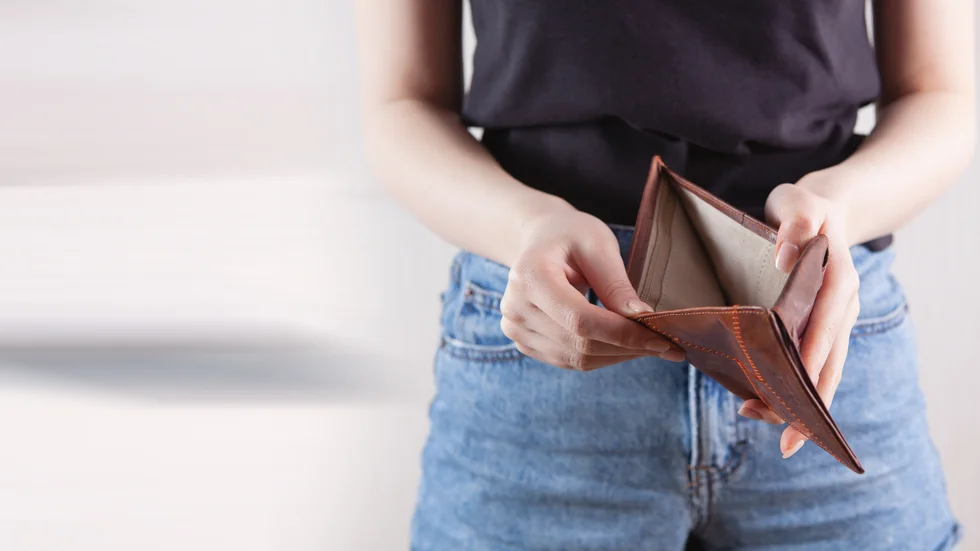 Vi kräver krafttag för att återuppbygga välfärden, höja de transfereringar som halkat efter och inte minst stötta de ensamstående mammor som just nu får slita för att sätta mat på bordet till sig och sina barn, skriver insändarskribenterna.