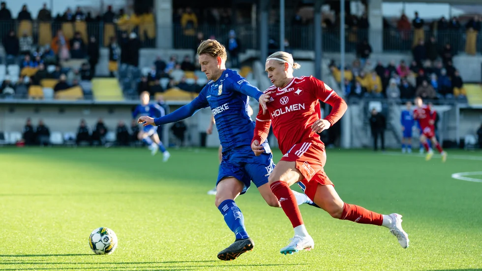 Arnór Sigurdsson och Sebastian Hausner i en duell under cupmötet på Bravida arena tidgare i våras.