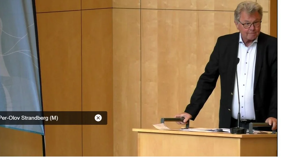 Per-Olof Strandberg (M) riktade sund kritik mot sättet att styra skolan i Finspång. Styrningen bör inriktas på det väsentliga. Det vill säga att barnen är i skolan och att de lär sig så mycket att de blir godkända. 