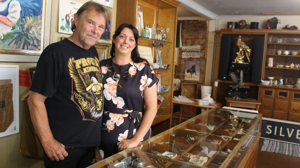 Jan Wernerbring och Patricia Wernerbring skyndar långsamt med sin butik i Målilla.