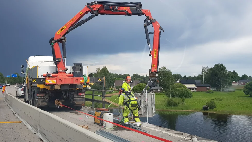 Arbetet med att reparera broräcket längs Bergsviksbron har återupptagits efter dödsolyckan.