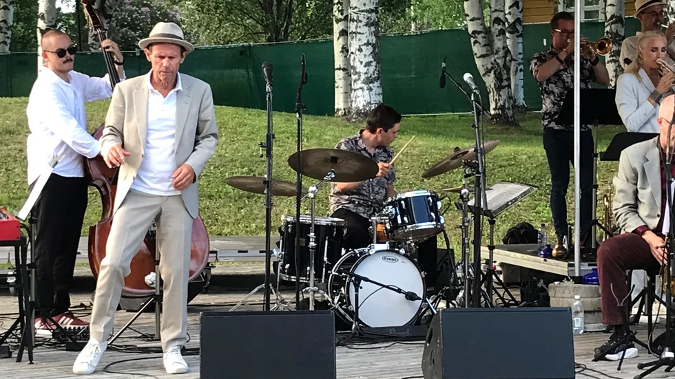 Det var en ledig och avspänd konsert med bländande musik när Bo Sundström och Norrbotten Big Band gästade festivalen Kalottjazz & Blues i Torneå på lördag.