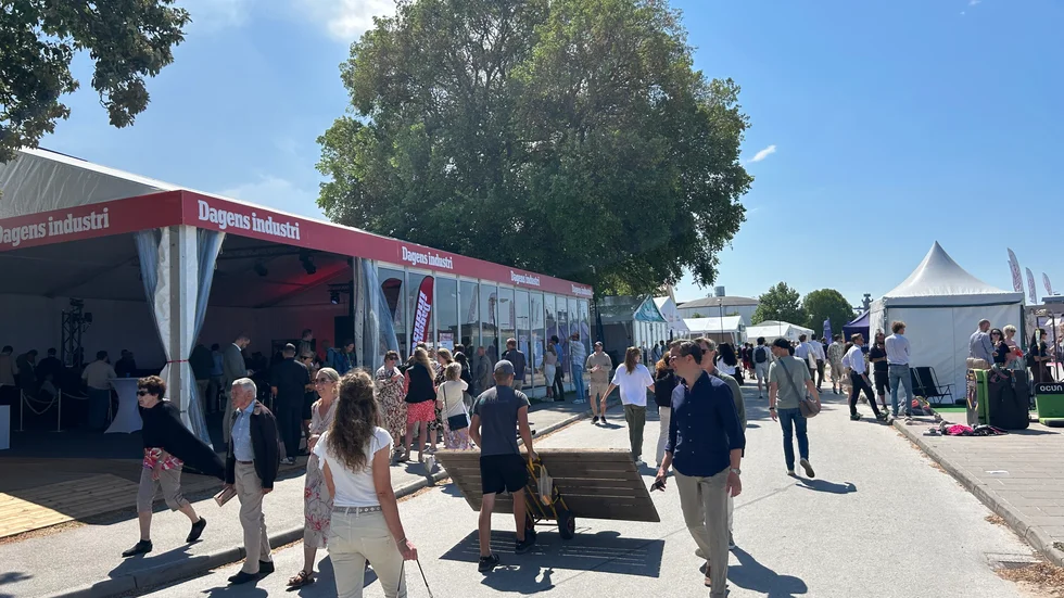 Omkring 1 200 arrangörer genomförde över 2 100 programpunkter i år. 19 av 24 ministrar deltog. 10 100 personer, totalt, kom till Almedalen för att lyssna på partiledartalen.