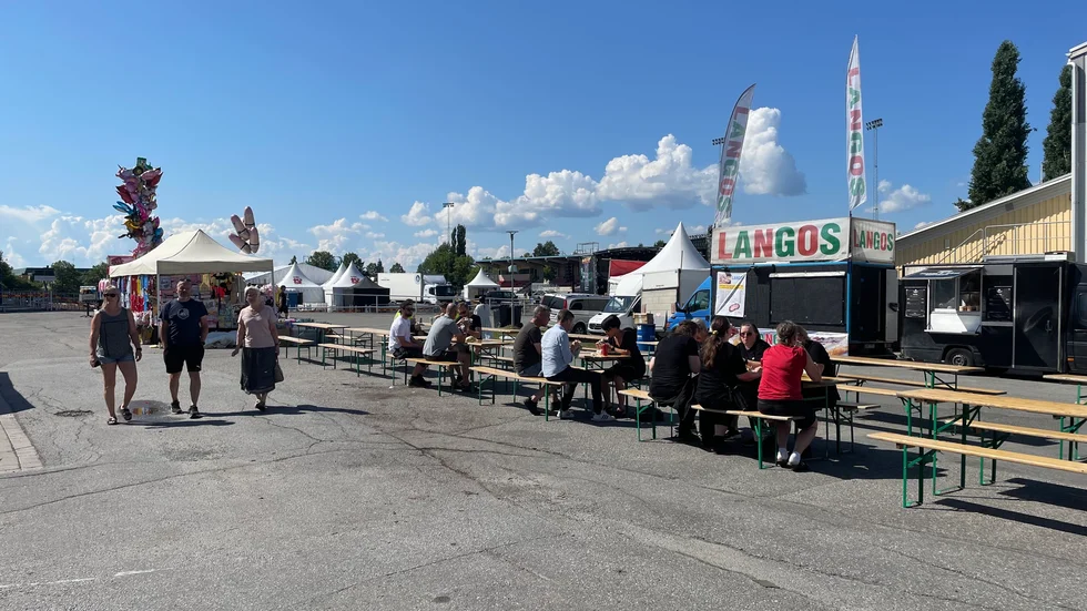 Festivalområdet slog upp portarna klockan 11.00 och per omgående fylldes matområdet med matsugna gäster.
