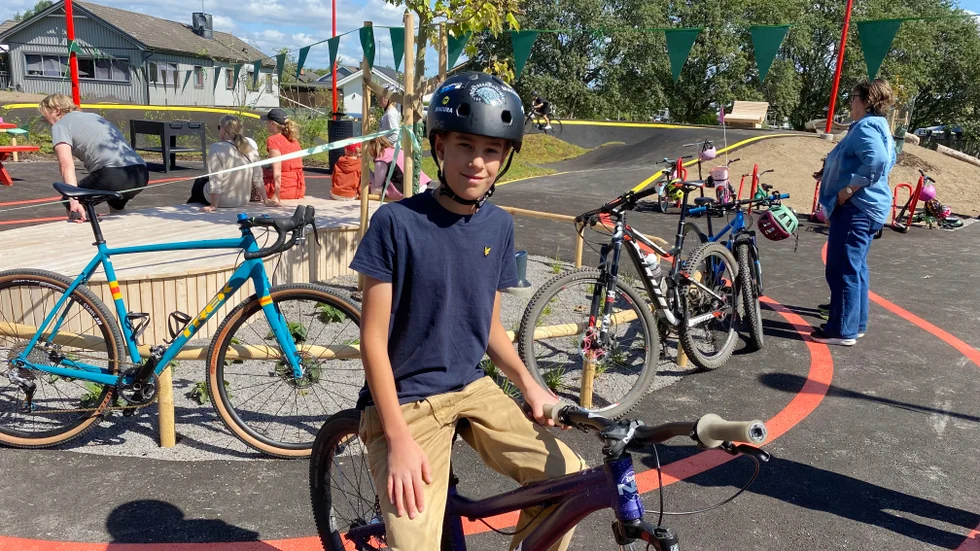 I den uppfräschade Lagerlundaparken finns nu Norrköpings första asfalterade pumptrack, en asfaltsslinga med kullar. Simon Gille, 11, gav den godkänt. "Den är rolig."