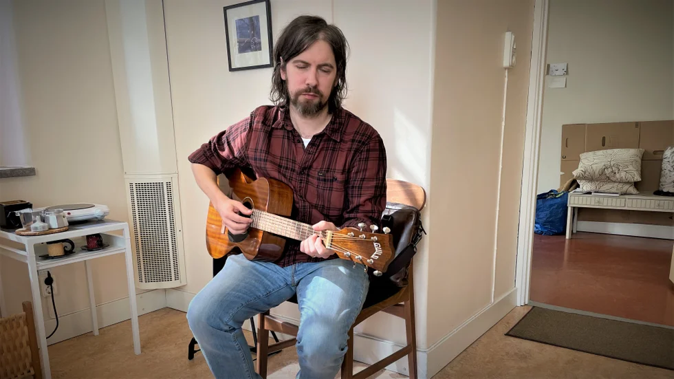 Vid sidan om översättandet har Erik MacQueen haft musiken och spelat med olika rockband, främst indiepop. Men det är inte så mycket av den varan nu.