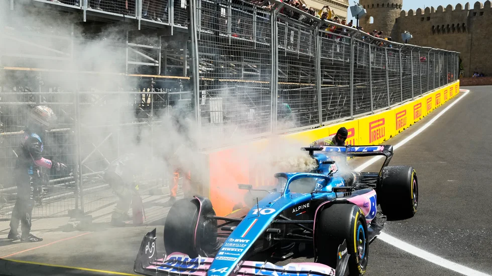 Alpine-föraren Pierre Gaslys bil fattade eld på träningen i Baku.